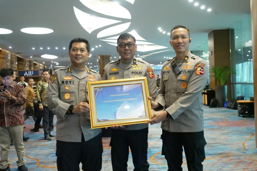 BKN Serahkan Penghargaan Merit Menegemen Ke Polri