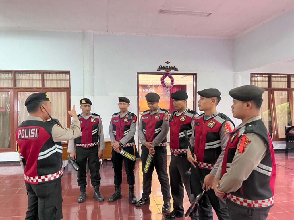 Pastikan Aman, Polres Batu Lakukan Sterilisasi Gereja Jelang Natal 2024
