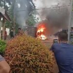 Mobil Truk Dibakar Massa, di teluk Dawan Tanjabtim