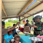 Satgas Yonif 762/VYS Keliling Kampung Bagikan Bubur Kacang Hijau