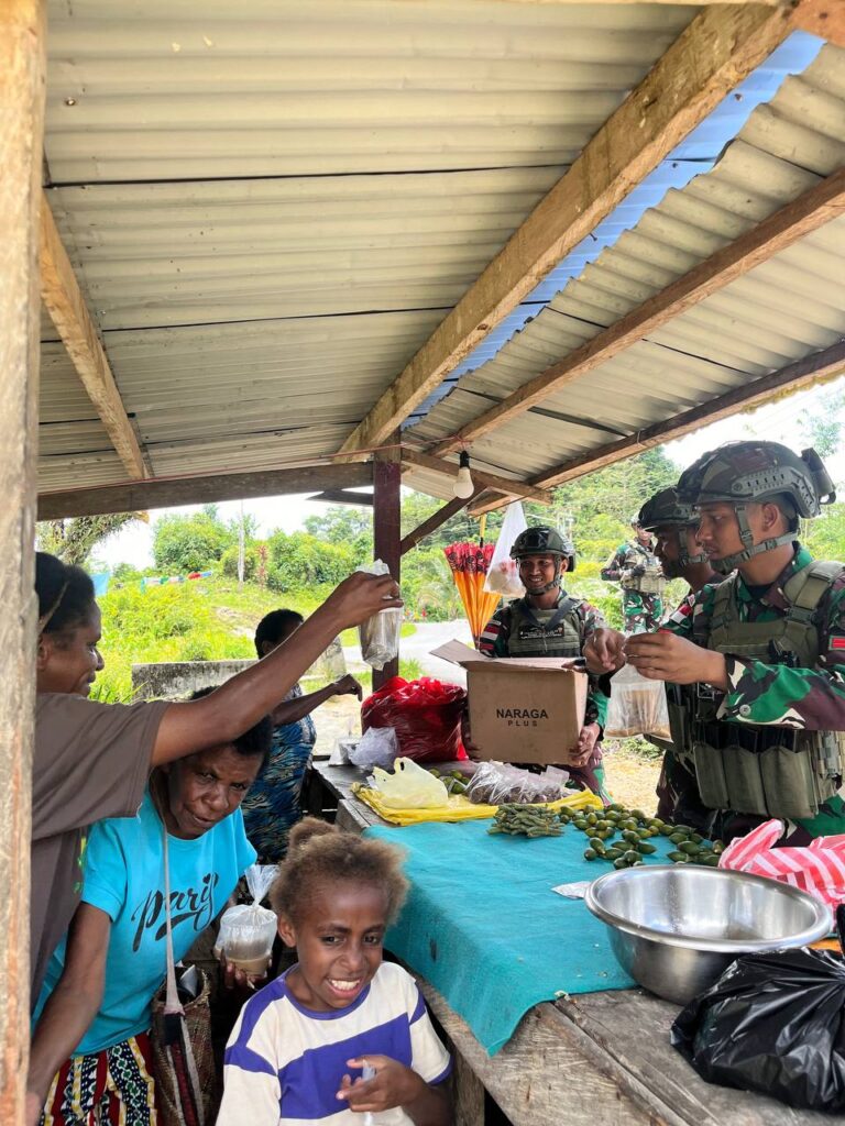 Satgas Yonif 762/VYS Keliling Kampung Bagikan Bubur Kacang Hijau