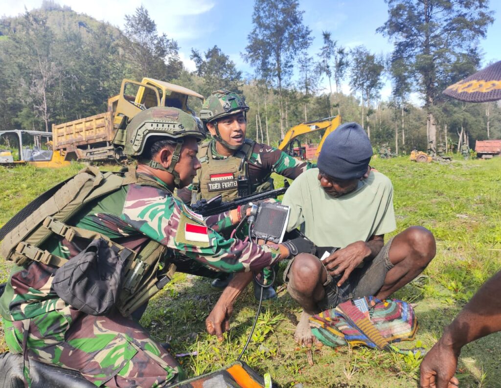 TNI Berikan Pelayanan Kesehatan Kepada Masyarakat Papua