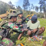 TNI Berikan Pelayanan Kesehatan Kepada Masyarakat Papua
