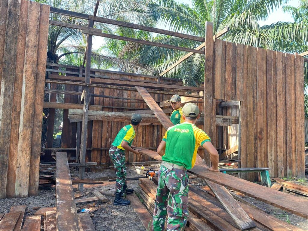 Satgas Pamtas Yonarmed 11 Kostrad Bantu Warga Bangun Rumah Warga Desa
