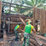 Satgas Pamtas Yonarmed 11 Kostrad Bantu Warga Bangun Rumah Warga Desa