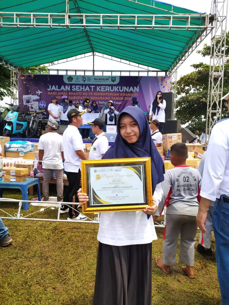 Siswi SMP IT Izzatul Islam Getasan Raih Juara 1 Tingkat Kabupaten