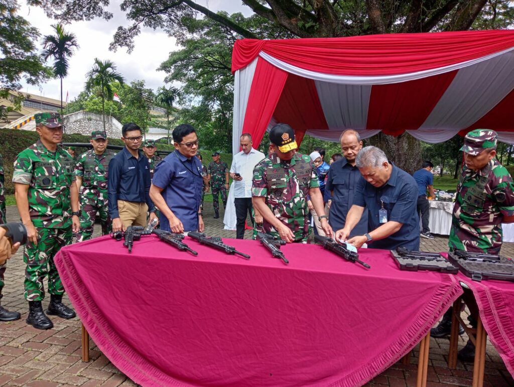 Panglima TNI Tinjau dan Uji Senjata Produk PT. Pindad
