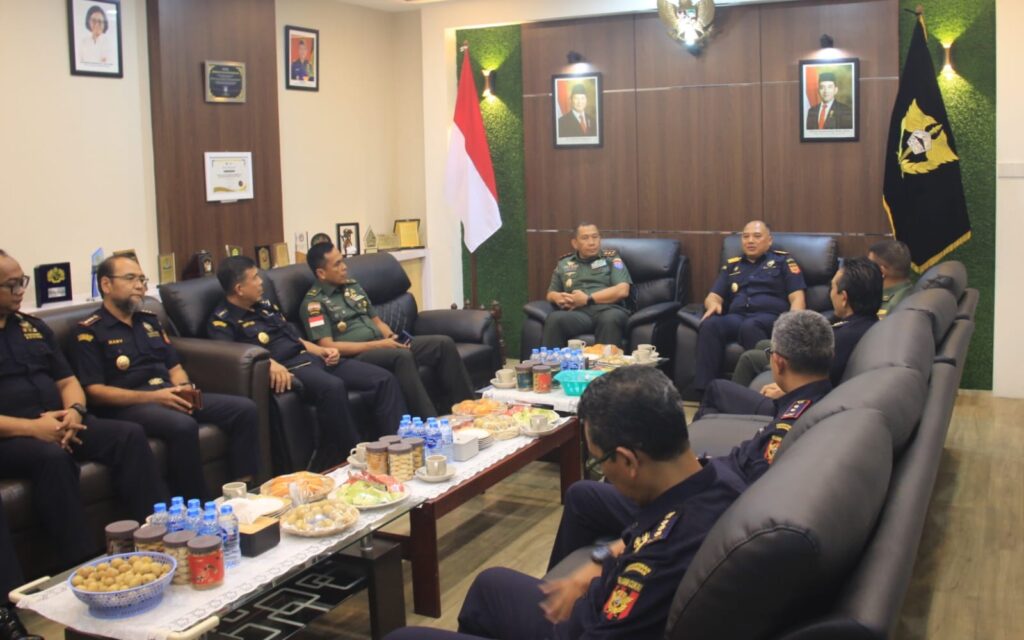 Pangdam Sambangi Kepala DJBC Kalbar Di Ruang Kerjanya