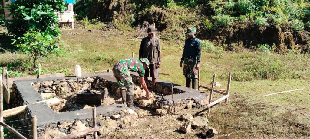 Satgas Yonif 762/VYS Bangun MCK Umum Untuk Warga Kampung Subin