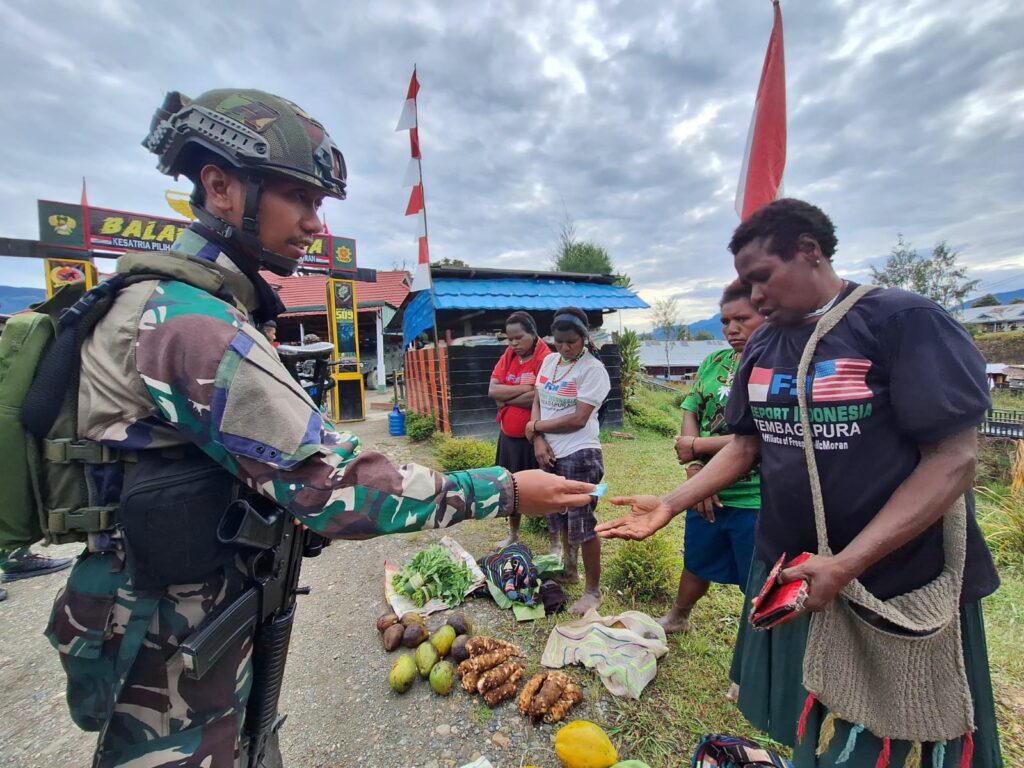 Kostrad Borong Beli Semua Hasil Tani Masyarakat