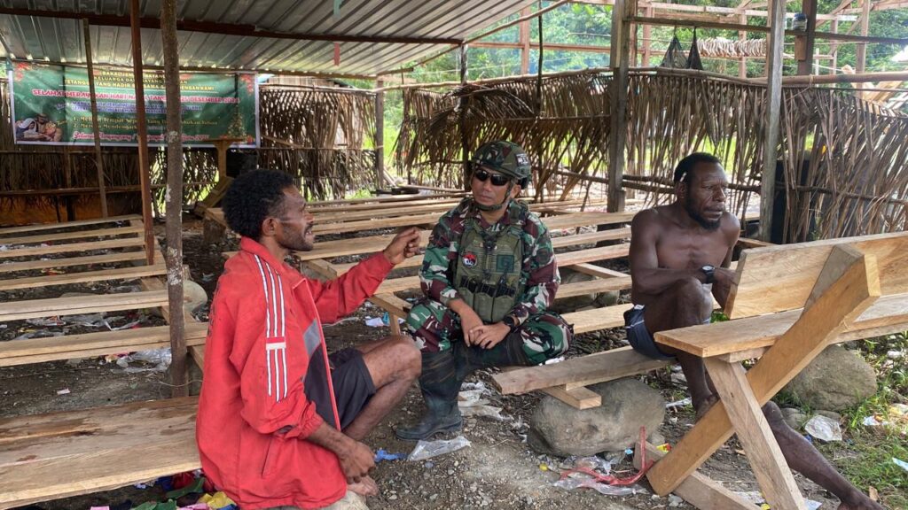 KOMSOS MARINIR HABEMA DISAMBUT WARGA KIRIBUN