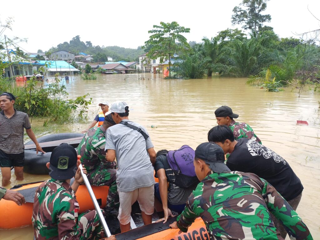 Satgas Pamtas RI-Malaysia Yonkav 12/BC Evakuasi Korban Banjir