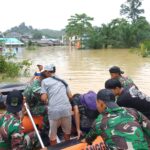 Satgas Pamtas RI-Malaysia Yonkav 12/BC Evakuasi Korban Banjir