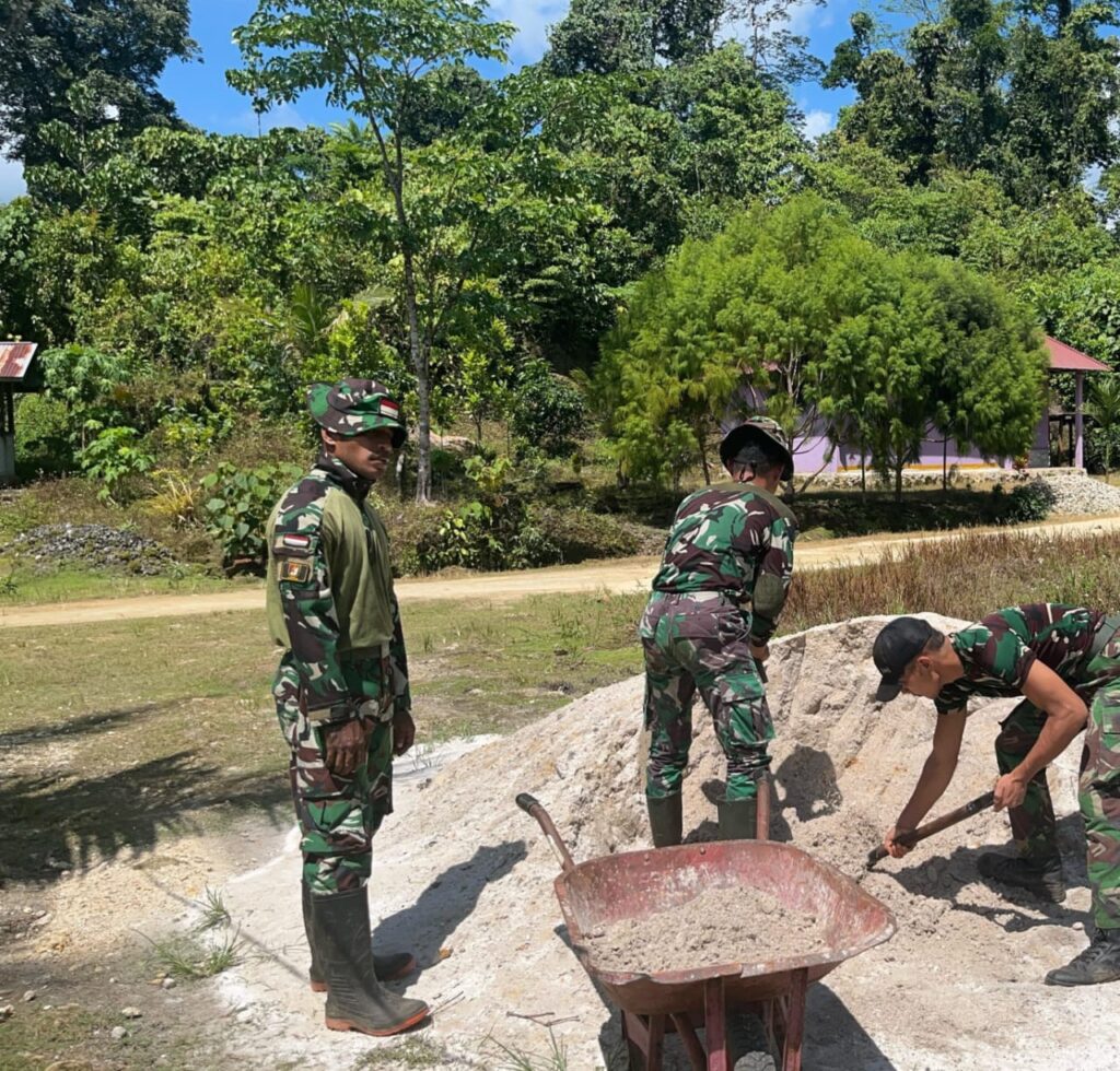 Aksi Satgas Yonif 762/VYS Bantu Bangun Rumah Warga