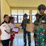 Satgas Yonif 762/VYS Bagikan Seragam dan Alat Tulis