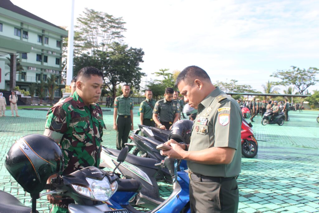 Kasdam XII/Tpr Periksa Kendaraan Prajurit dan PNS 