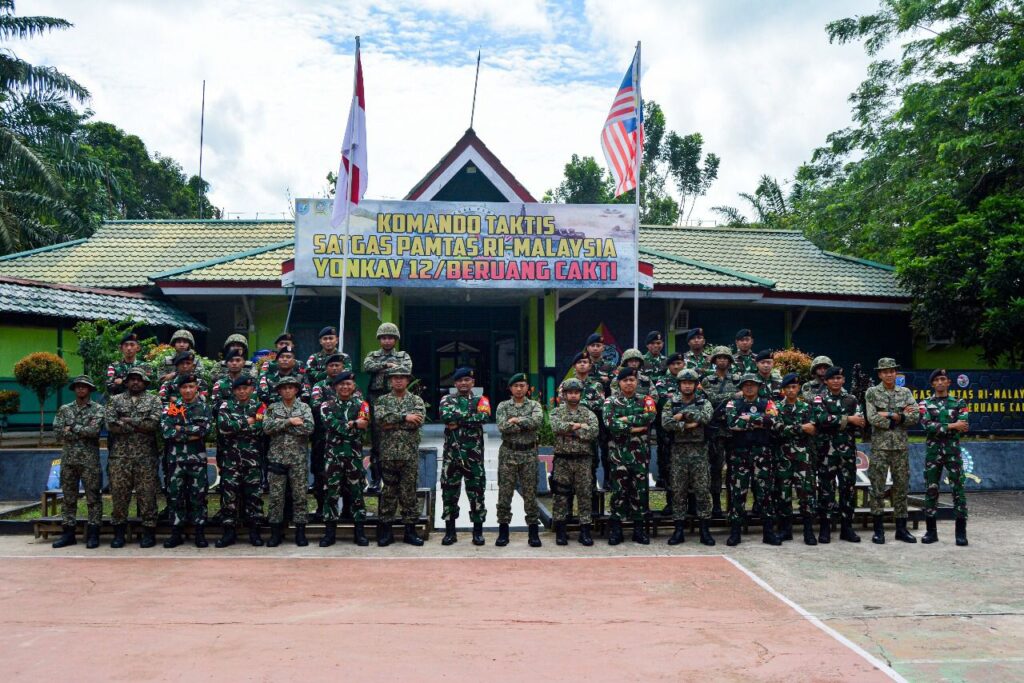 Rejimen Askar Malaysia Diraja (RAMD) di Terima Satgas Pamtas RI-Malaysia Yonkav 12/BC