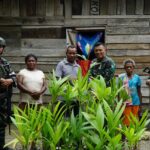 Yonif 131/BRS Bagikan Bibit Pohon Pinang kepada Masyarakat di Perbatasan Papua