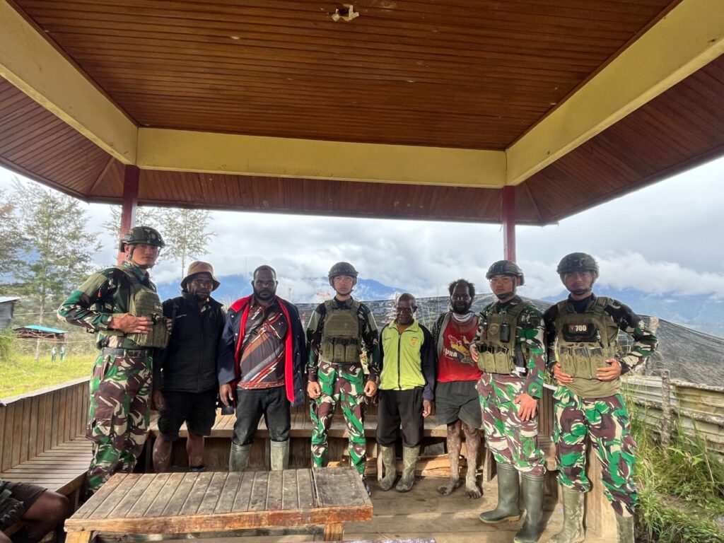 Satgas TNI Terima Kunjungan DPRD Puncak di Pos Eromaga